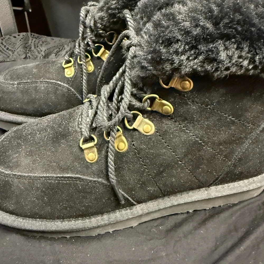 Lamo Women's Black Fur-Lined lace up Boots Sz 9 NEW